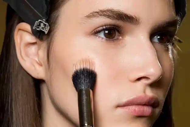 Jones Road Kozmetik Ürünleri: Doğal Makyaj ve Kuru Ciltlere Uygun Formüller Üzerine Değerlendirme