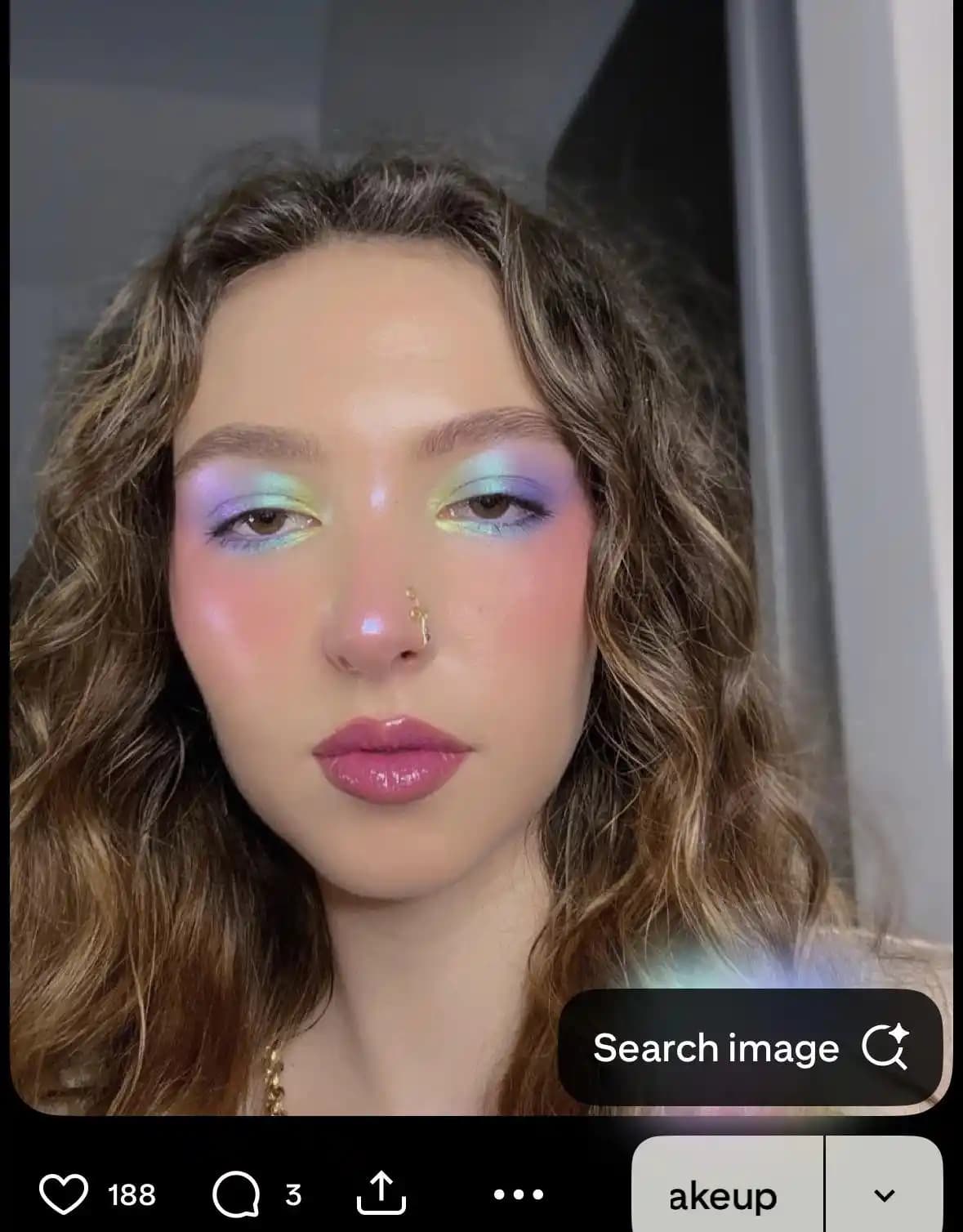 Kapaklı Gözlerde Parlak ve Simli Far Kullanımı İçin Teknikler ve Ürün Önerileri