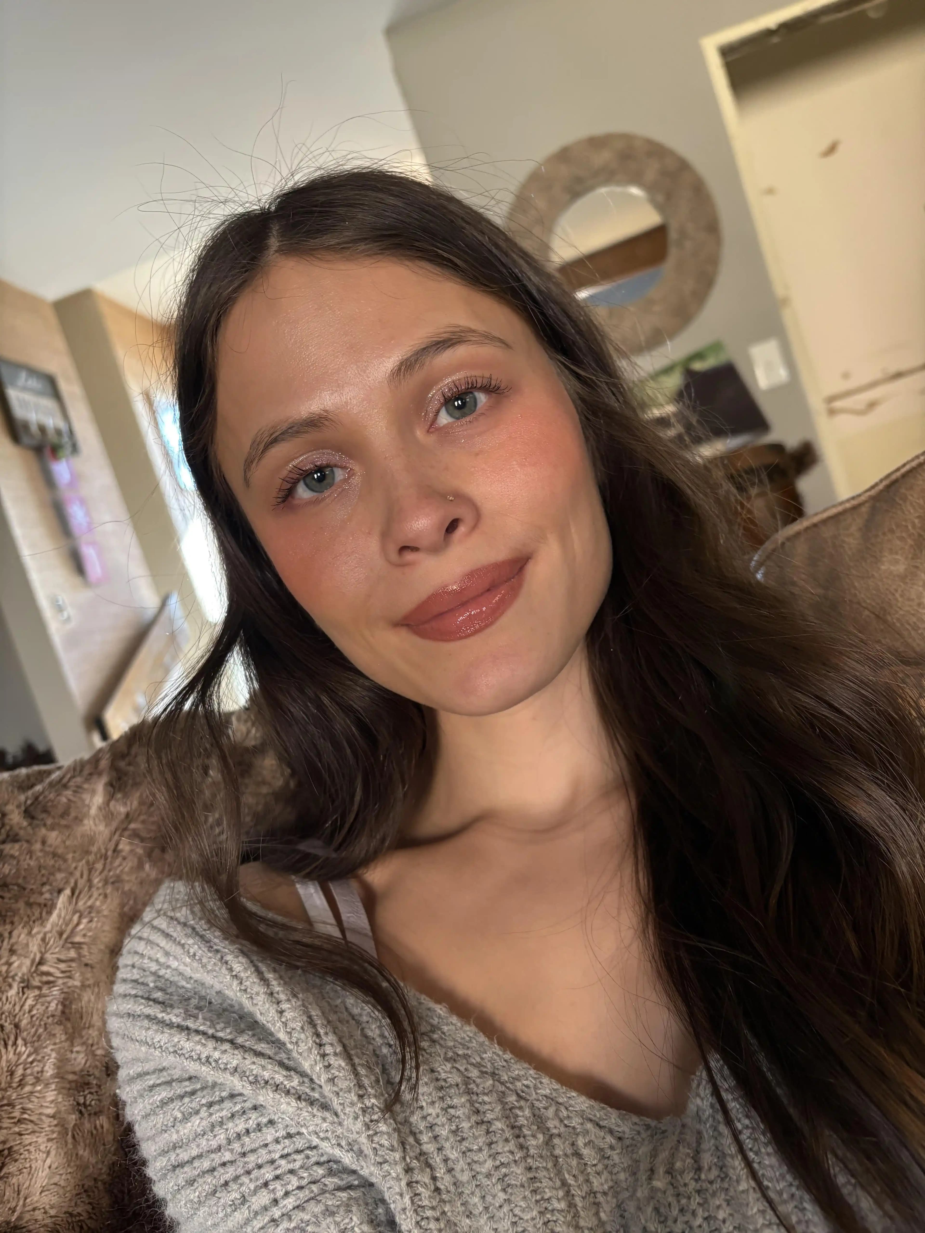 Makyajda Doğallığı Koruyarak Yüz Hatlarını Ön plana Çıkarma Teknikleri ve İpuçları