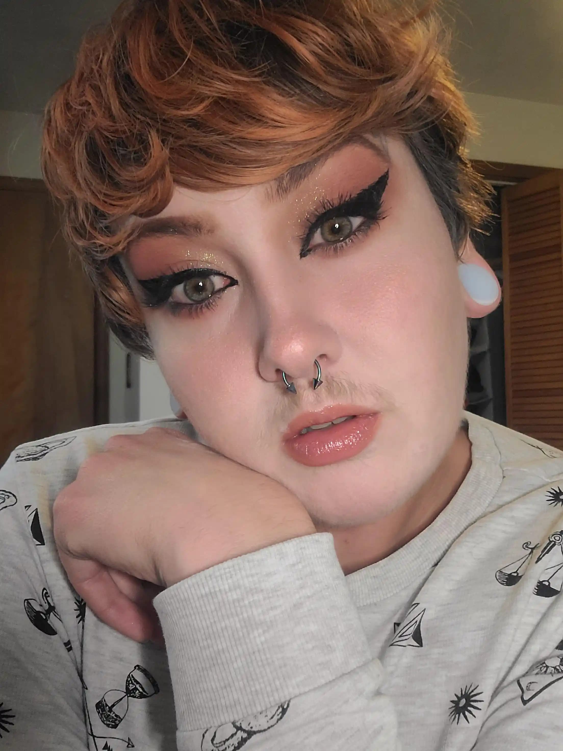 Makyajda Parıltı ve Sıcak Tonların Uyumu: Detaylı Ürün ve Teknik İncelemesi