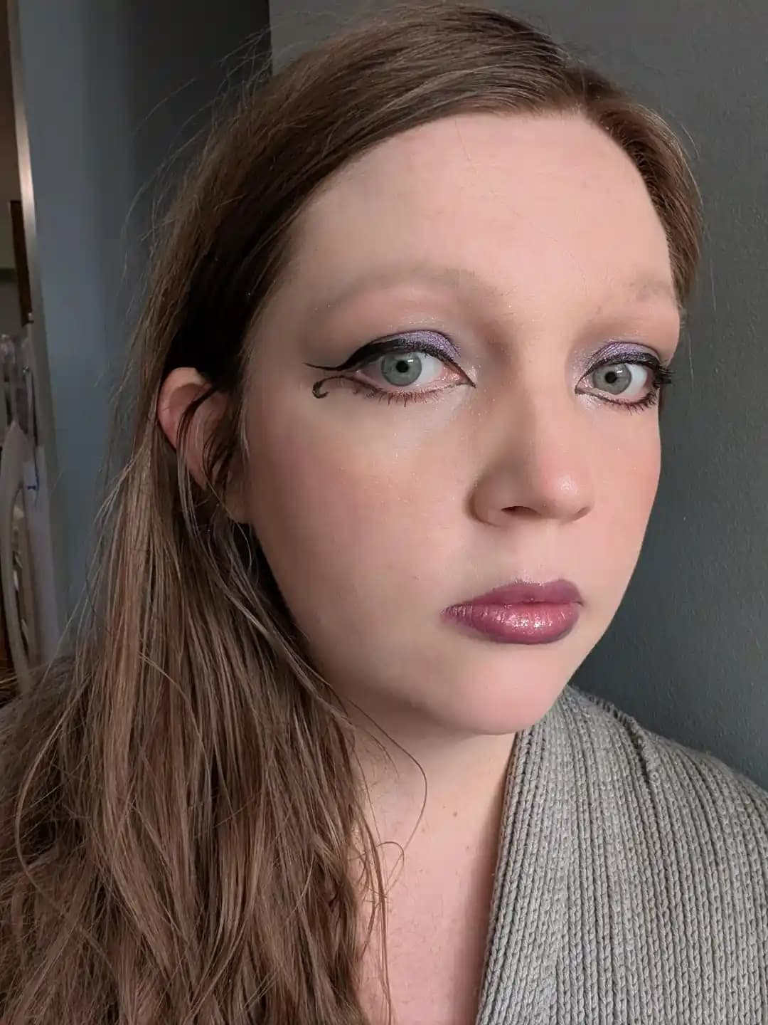 Whimsigoth Estetiği ve Makyaj Teknikleri: Kapaklı Gözler ve Koyu Tonlarda Uygulamalar