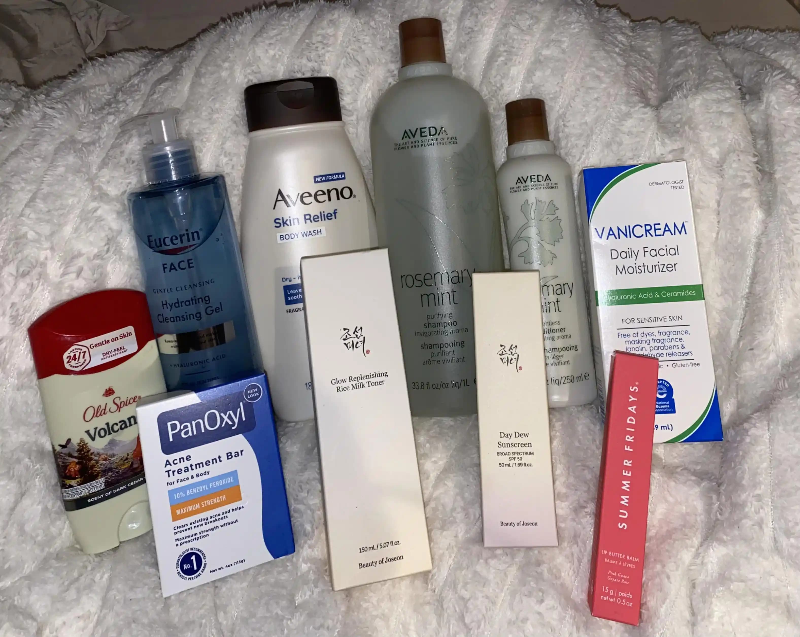 Kuru ve Hassas Ciltler İçin Nazik Temizleyiciler, Nemlendiriciler ve Güneş Koruyucu Rutinleri