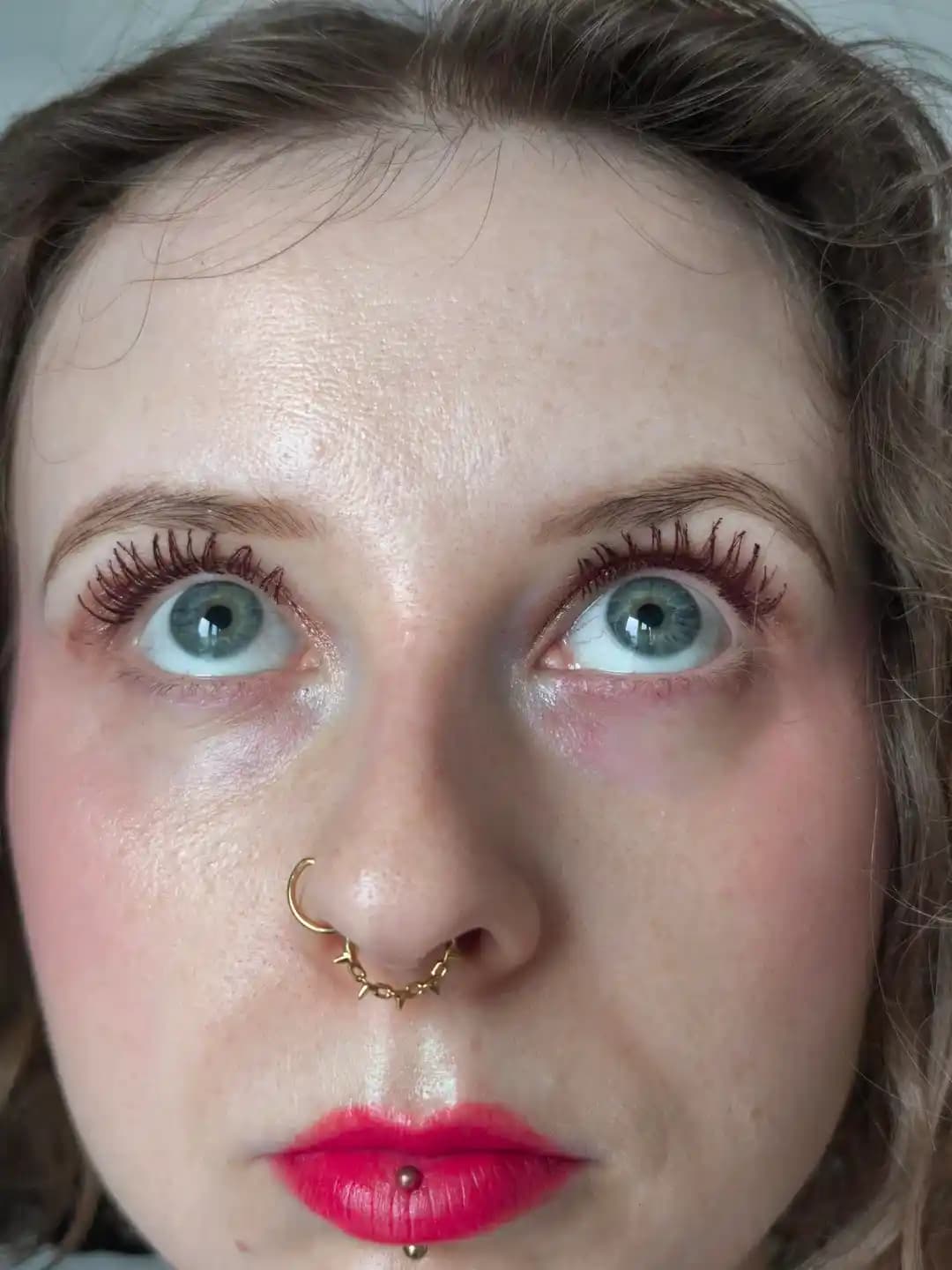 Revolution Wrap Lash Maskara: Uygulama Zorlukları ve Kullanıcı Deneyimleri Üzerine Analiz