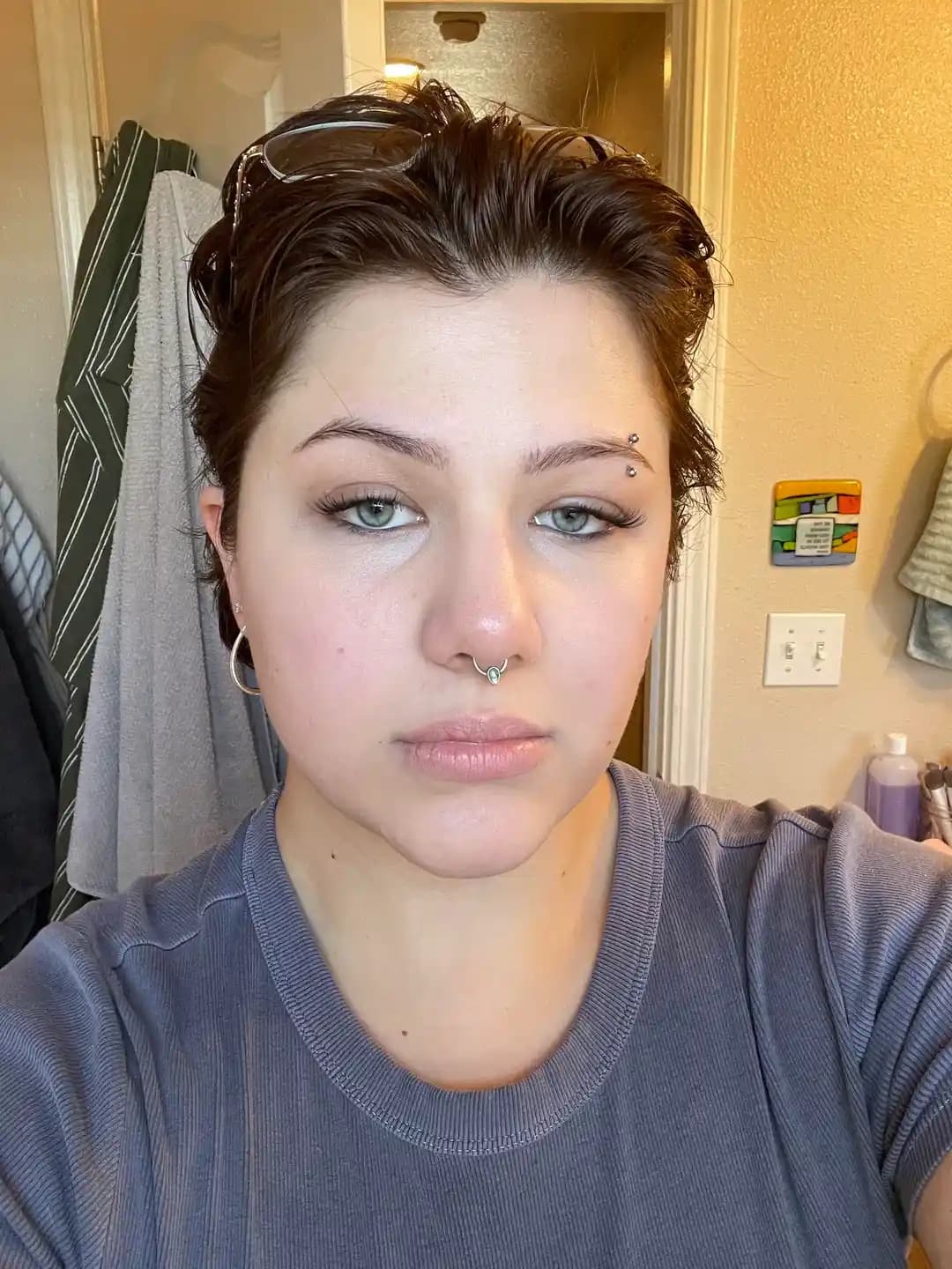 Soğuk ve Nötr Alt Tonlu Ciltler İçin Nude Ruj Seçimi ve Uygun Ürün Önerileri