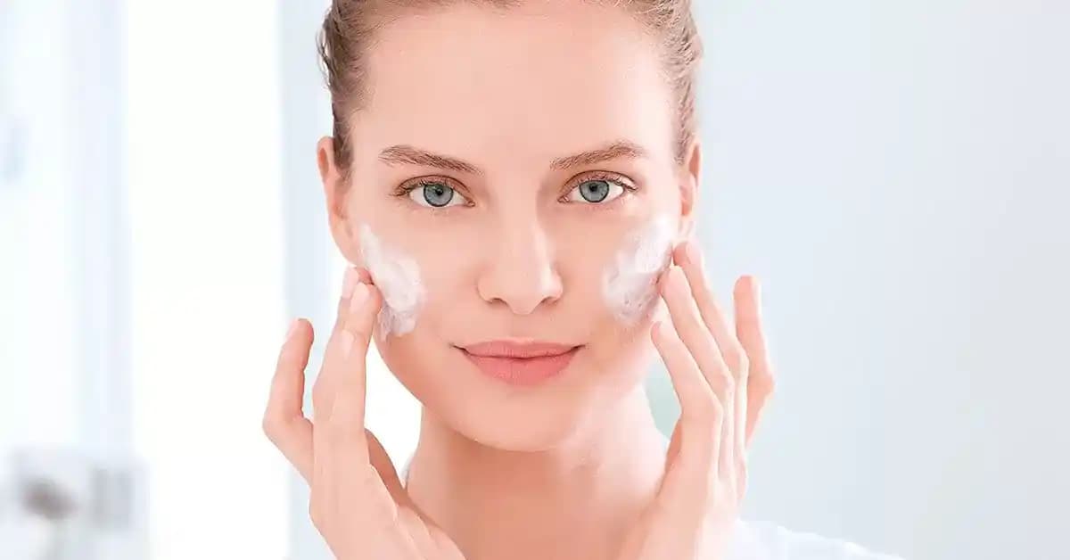 Yüz Hatlarına Uygun Doğal Makyaj Teknikleri ve Hafif Ürün Önerileri