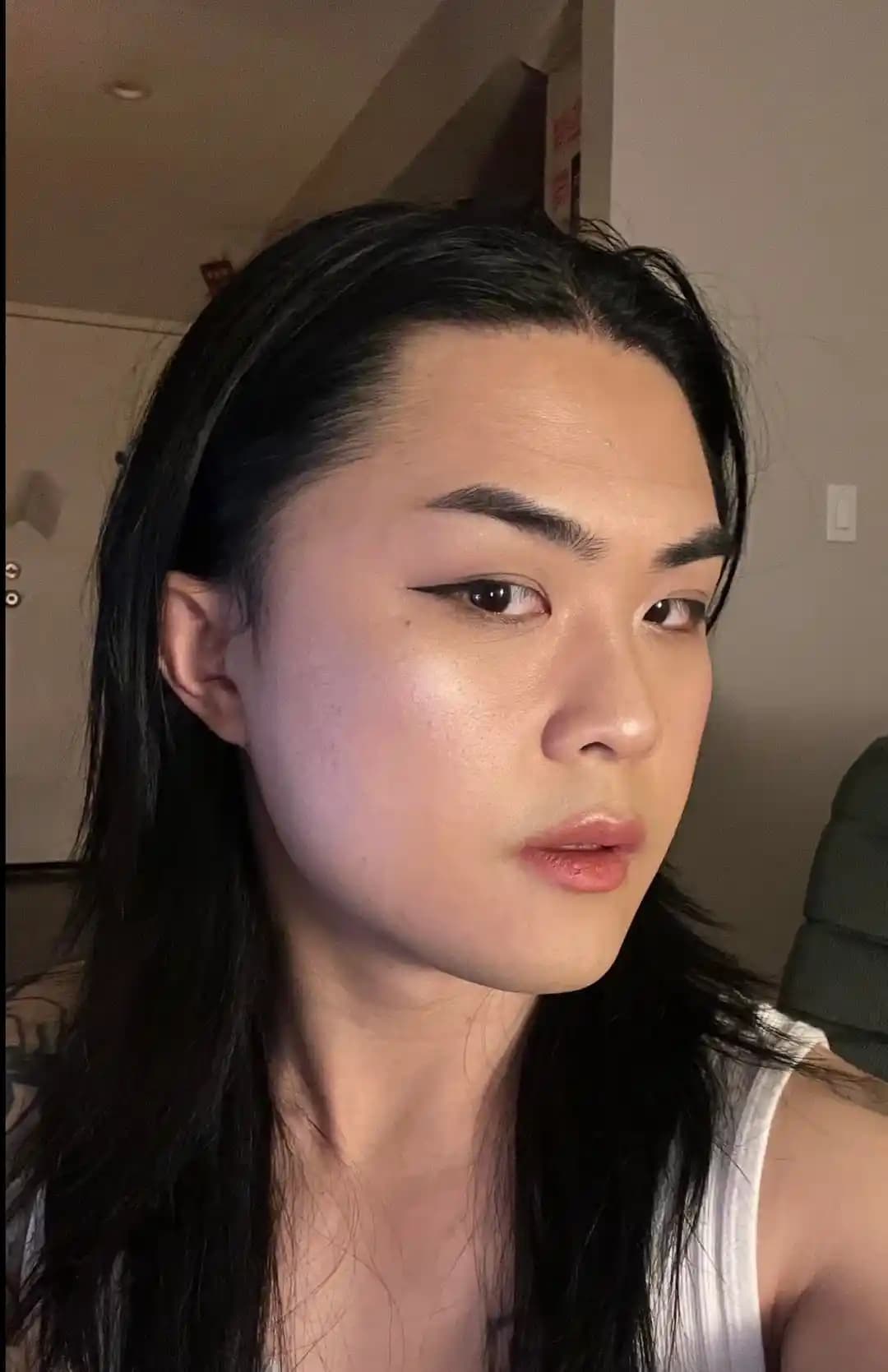 Androjen MTF Bireyler İçin Feminen Makyaj Teknikleri ve Görünüm Rehberi