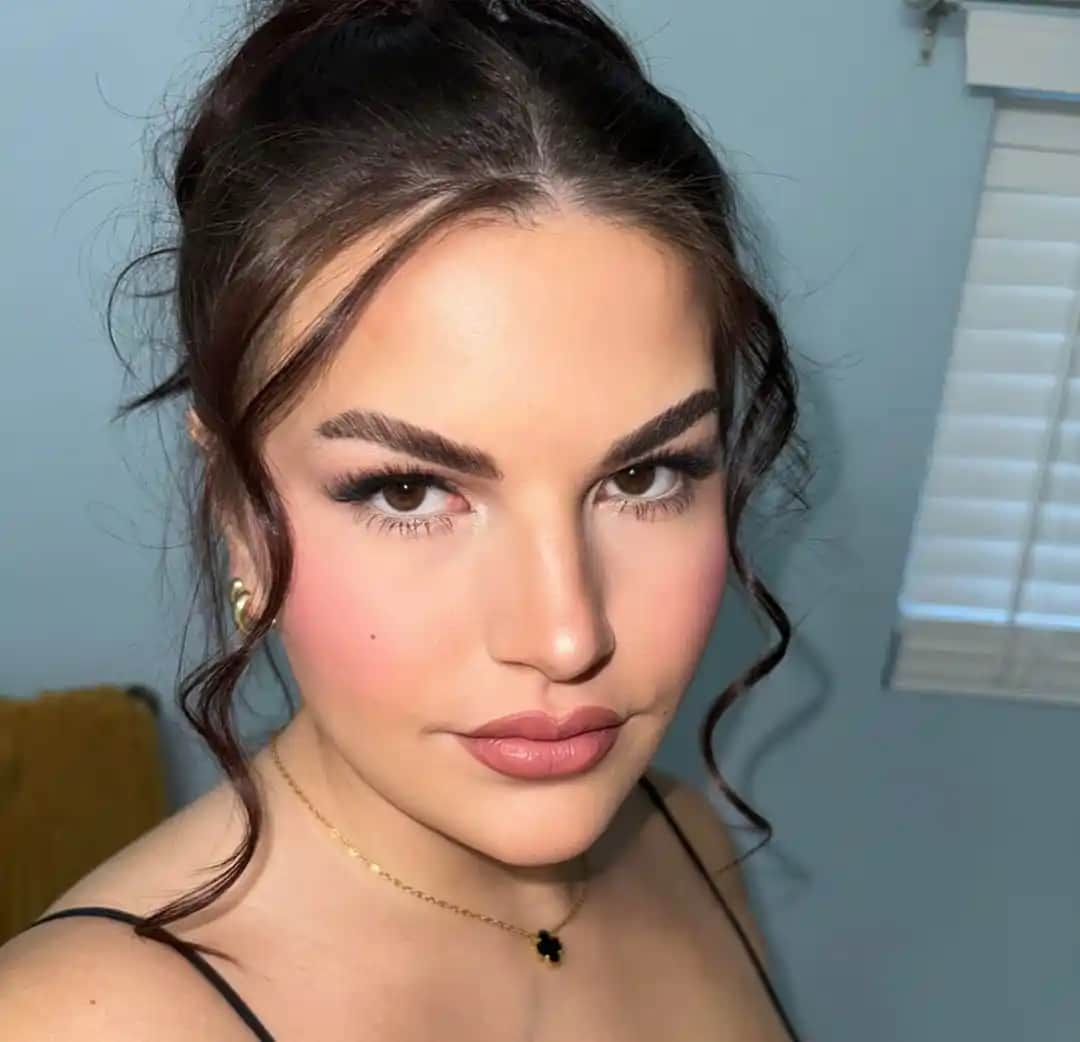 Doğal ve Işıltılı Makyaj Rutini: Ürün Seçimi ve Uygulama Teknikleriyle Kusursuz Görünüm