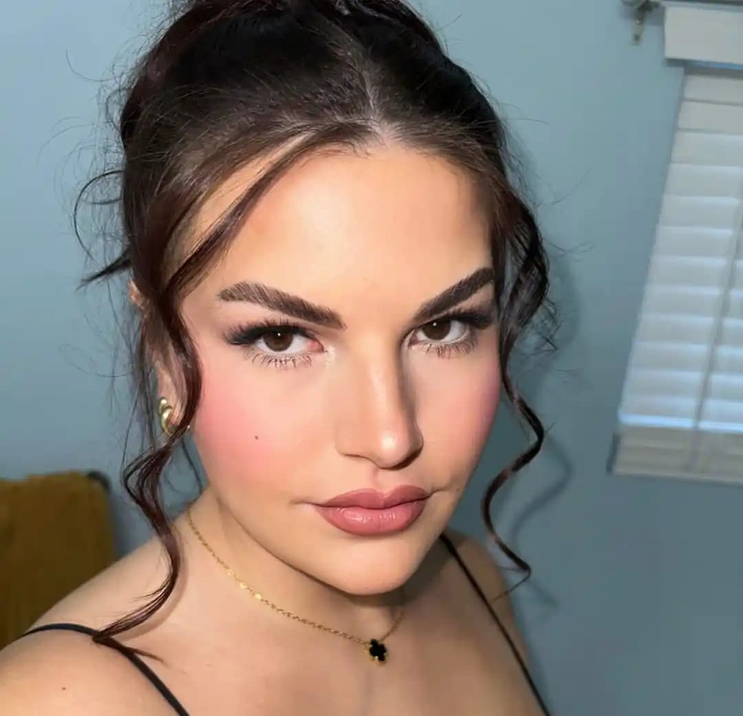 Doğal ve Işıltılı Makyaj Rutini: Ürün Seçimi ve Uygulama Teknikleriyle Kusursuz Görünüm