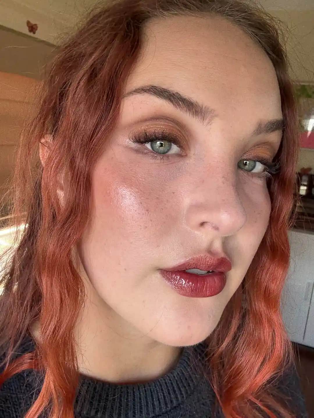 Düğün Makyajında Doğallık ve Zarafetin Buluşması: Kalıcı ve Hafif Ürün Seçimi