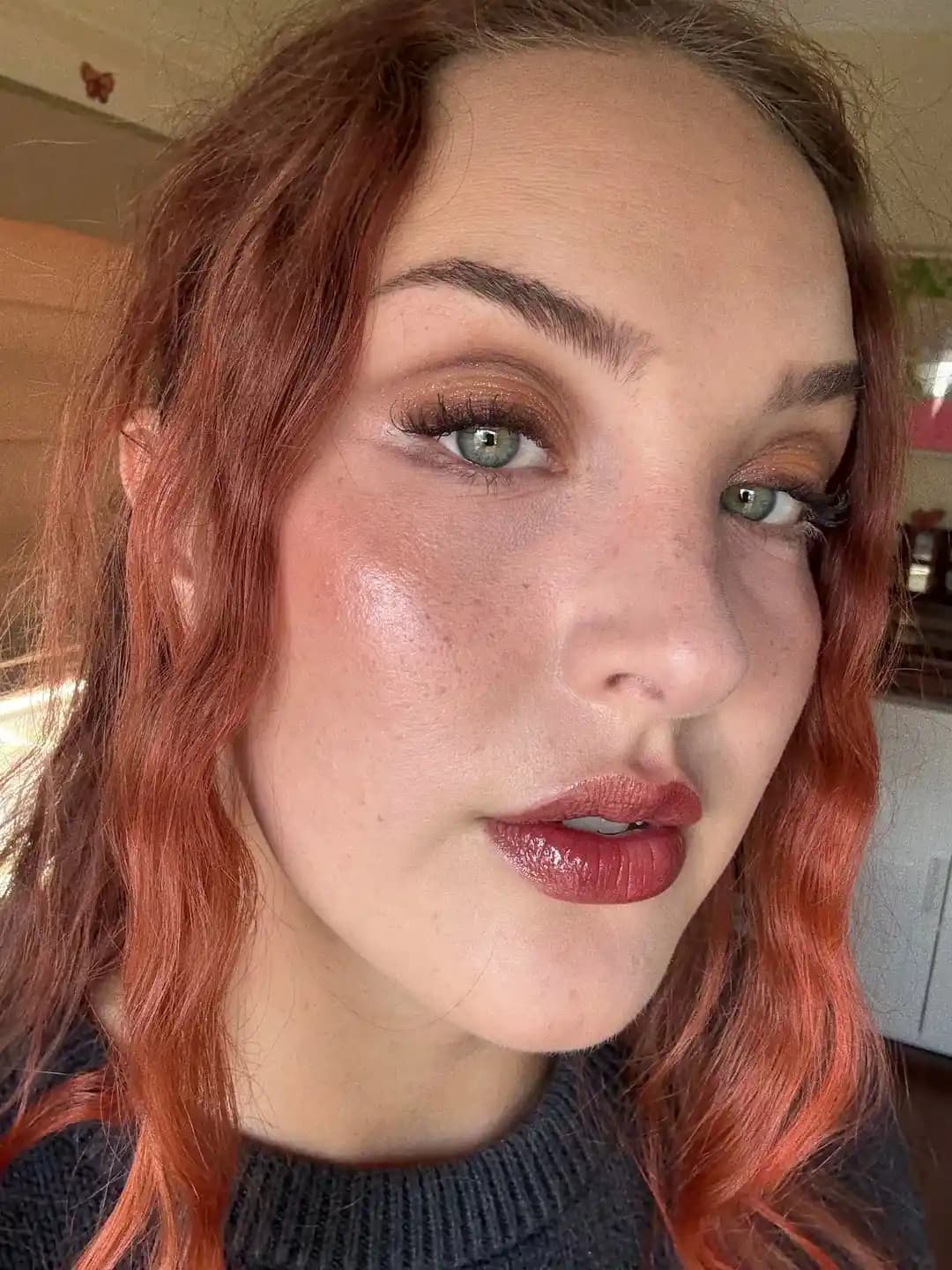 Düğün Makyajında Doğallık ve Zarafetin Buluşması: Kalıcı ve Hafif Ürün Seçimi