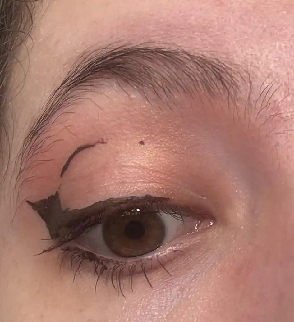 Kapaklı Gözler İçin Eyeliner Uygulama Teknikleri ve Ürün Seçimi Rehberi