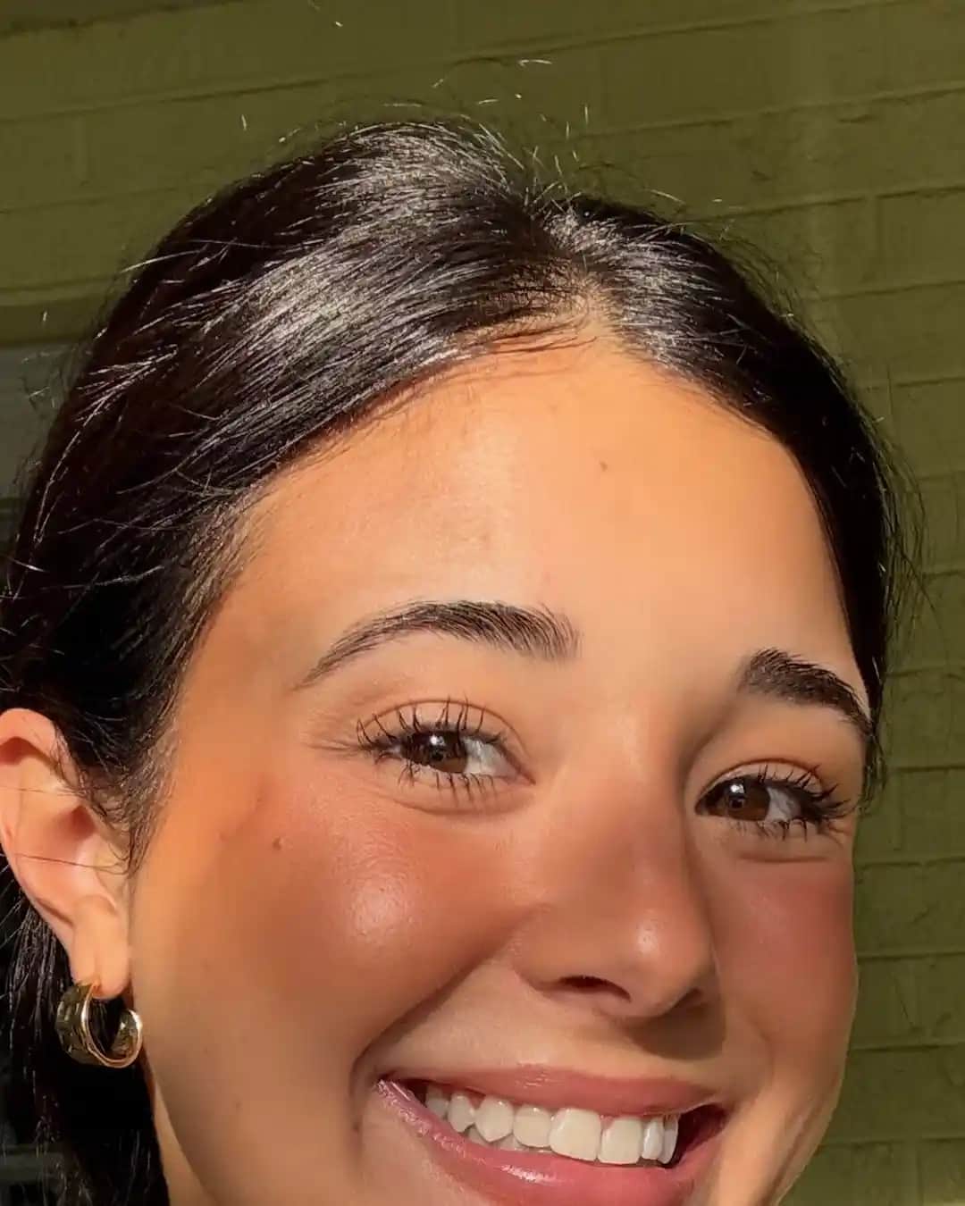 Kaş Şekillendirme ve Yüz Uyumu: Doğallık ve Estetik Dengesi Üzerine Bilimsel Yaklaşım