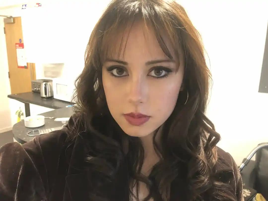 Koyu Feminen Makyaj Stili: Renk Seçimi, Teknikler ve Uzman Önerileriyle İlk Deneyim