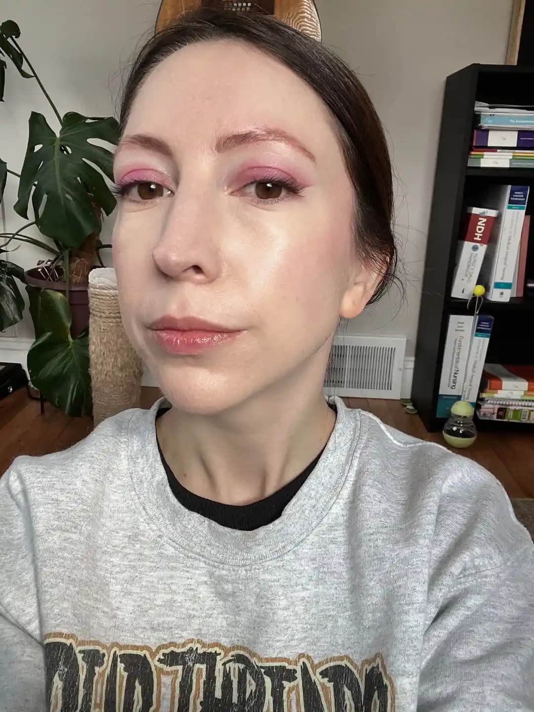 Makyajda Renk Uyumu ve Uygulama Teknikleri: Pembe Far ve Kaş Rengi Örnekleriyle Doğal Görünüm