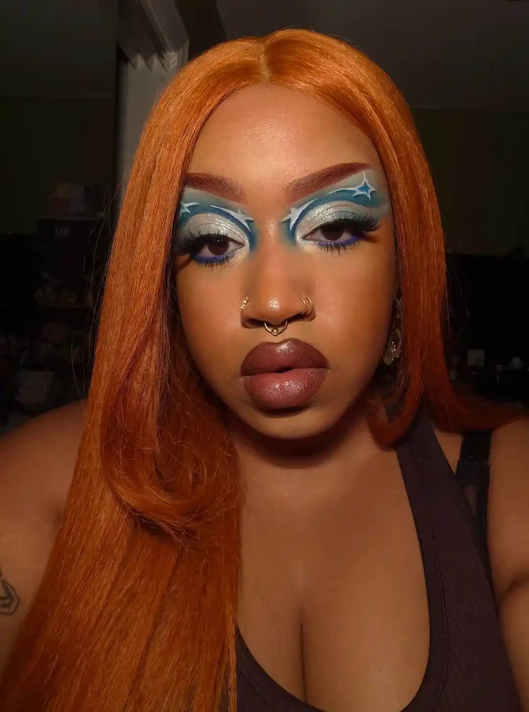 Mavi Göz Makyajı: Ürünler, Teknikler ve Profesyonel Uygulama Yöntemleri