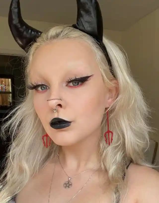 Reddit MakeupAddiction Alt Kültüründe Alternatif Makyaj ve Topluluk Tepkileri Dinamikleri