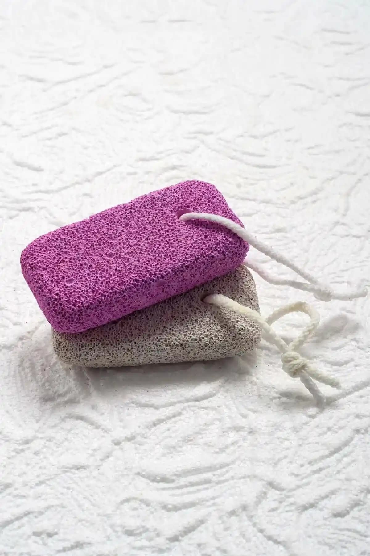 İzla Topuk Taşı ve Ponza Taşı ile Doğal ve Etkili Ayak Bakımı Yöntemleri