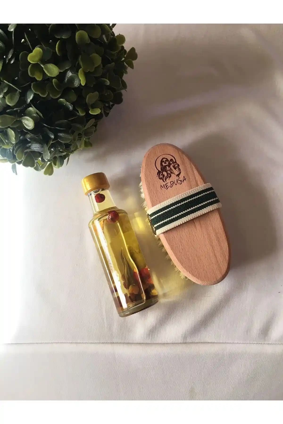 MEDUSA ve ROWENAROSE Doğal At Kılı Fırçası Karşılaştırması Cilt ve Saç Bakımında Kullanım Farkları