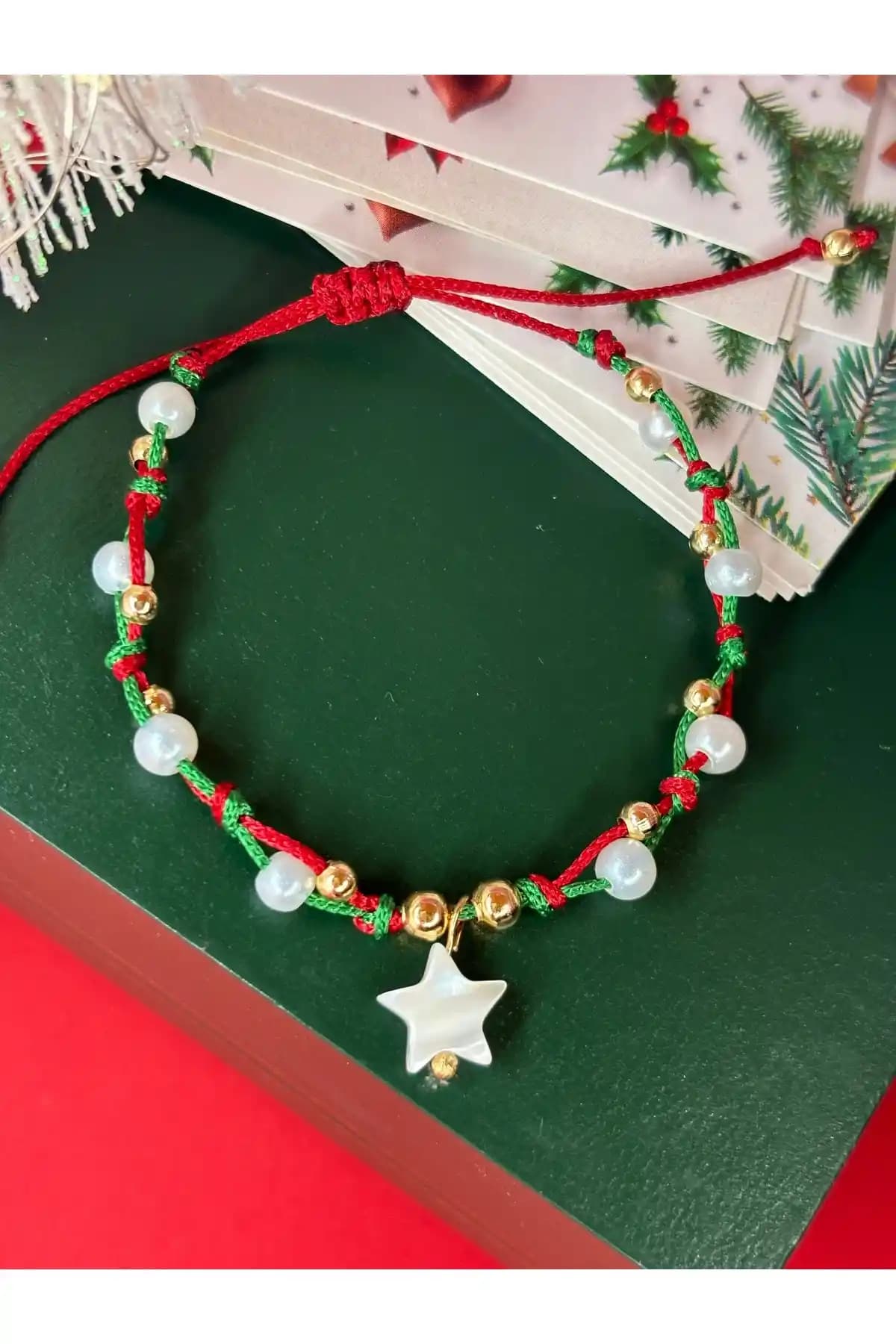 By Song Yılbaşı Bilekliği Kırmızı İnci Taşlı Altın Kaplama Zarif Takı