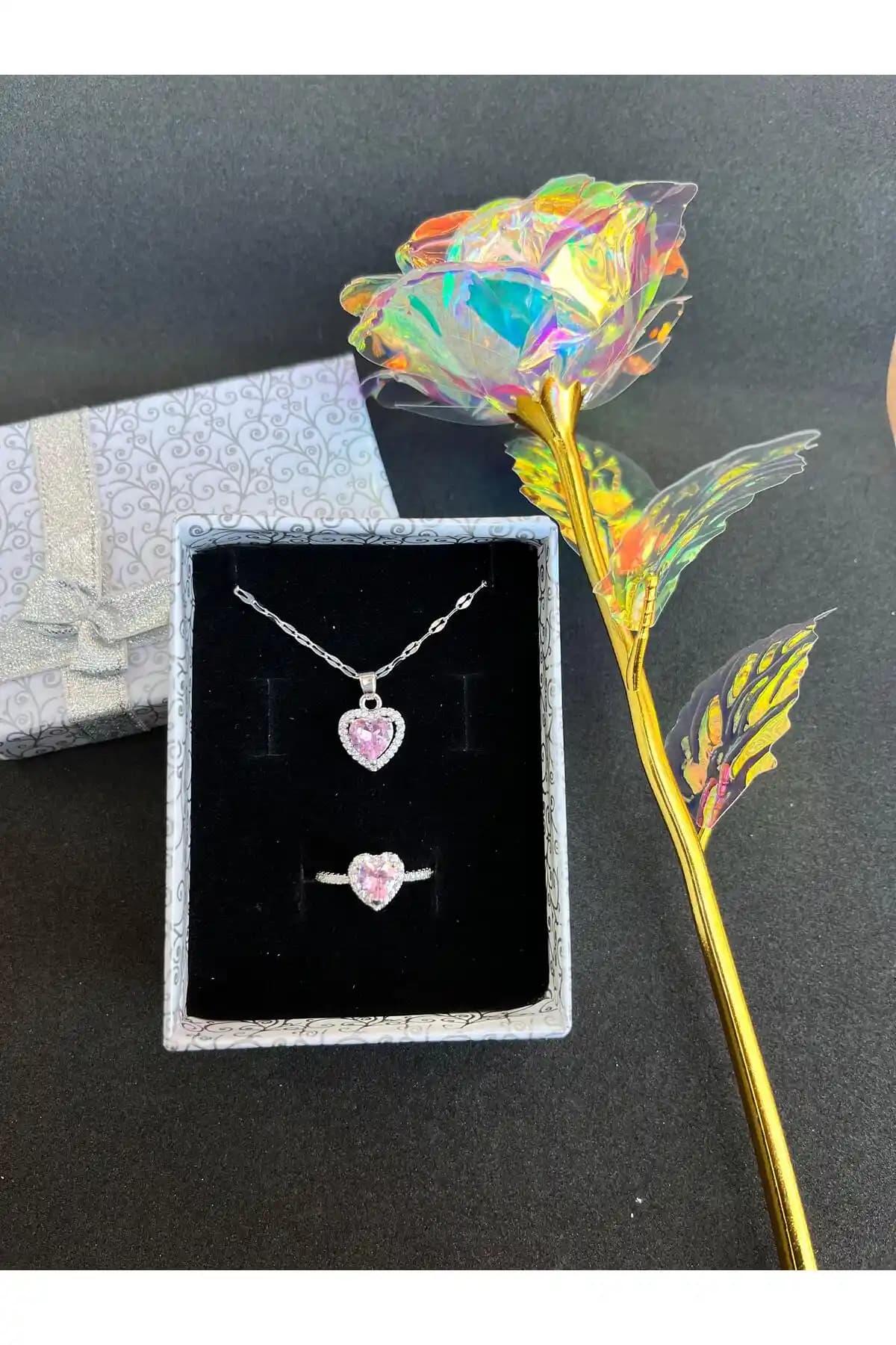 Pandora & Ç Yüzük ve Kolye Seti Romantizmi ve Şıklığı Bir Arada Sunar