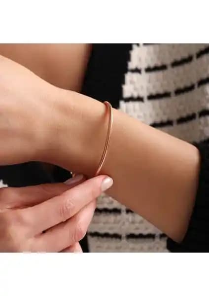 Sembol Gold Rose Altın Esnek Bileklik Kadınlar İçin Zarif ve Dayanıklı Takı Seçeneği