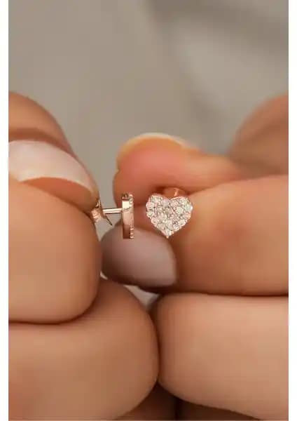 925 Ayar Gümüş Rose Kalp Küpe: Zarif ve Şık Kadın Takısı