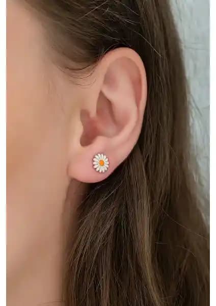 Nereze 925 Ayar Minik Papatya Küpe: Zarif ve Dayanıklı Kadın Takısı