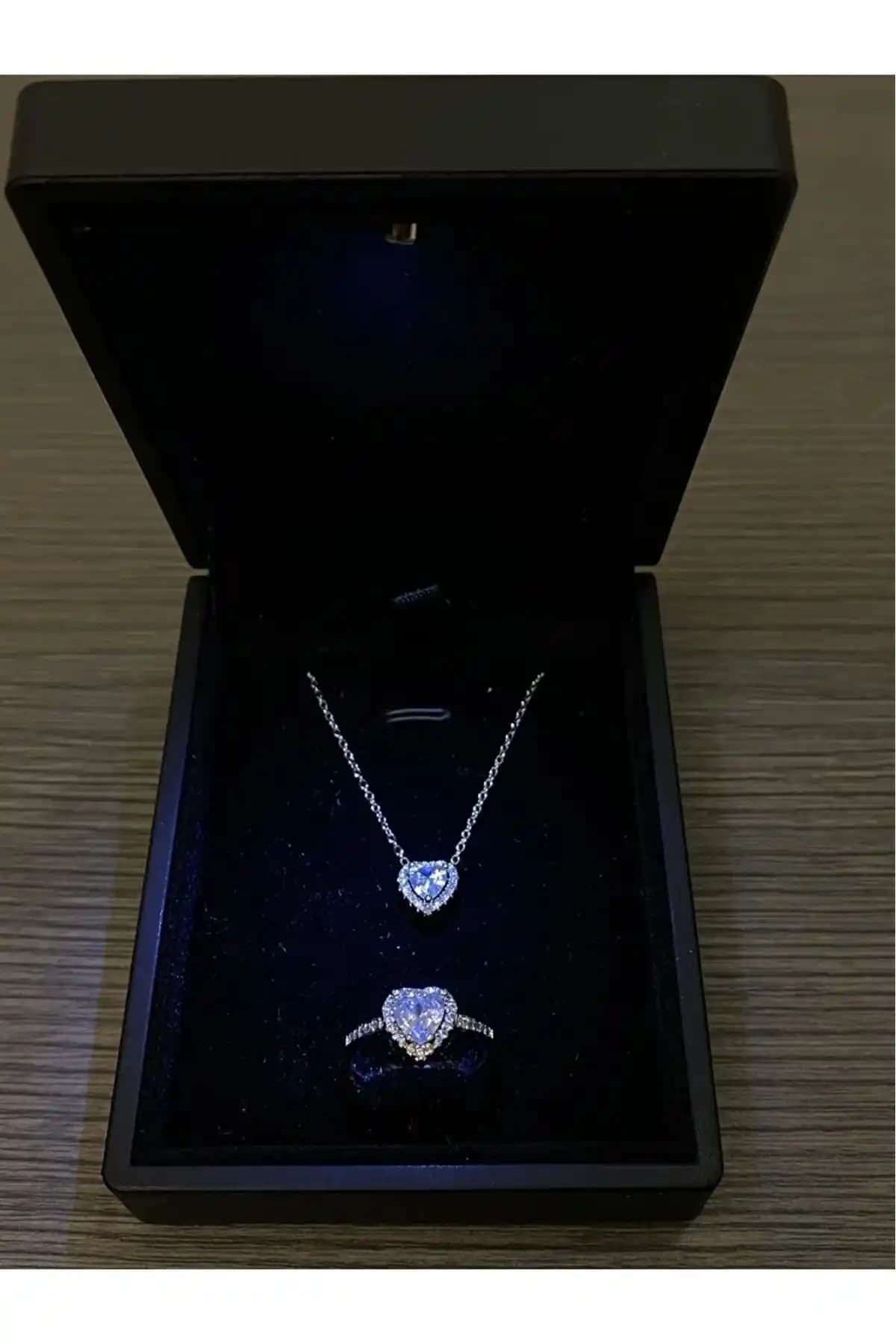 Sepetten Eve Işıklı Kalpli Takım: Şık ve Romantik Hediye Seçeneği