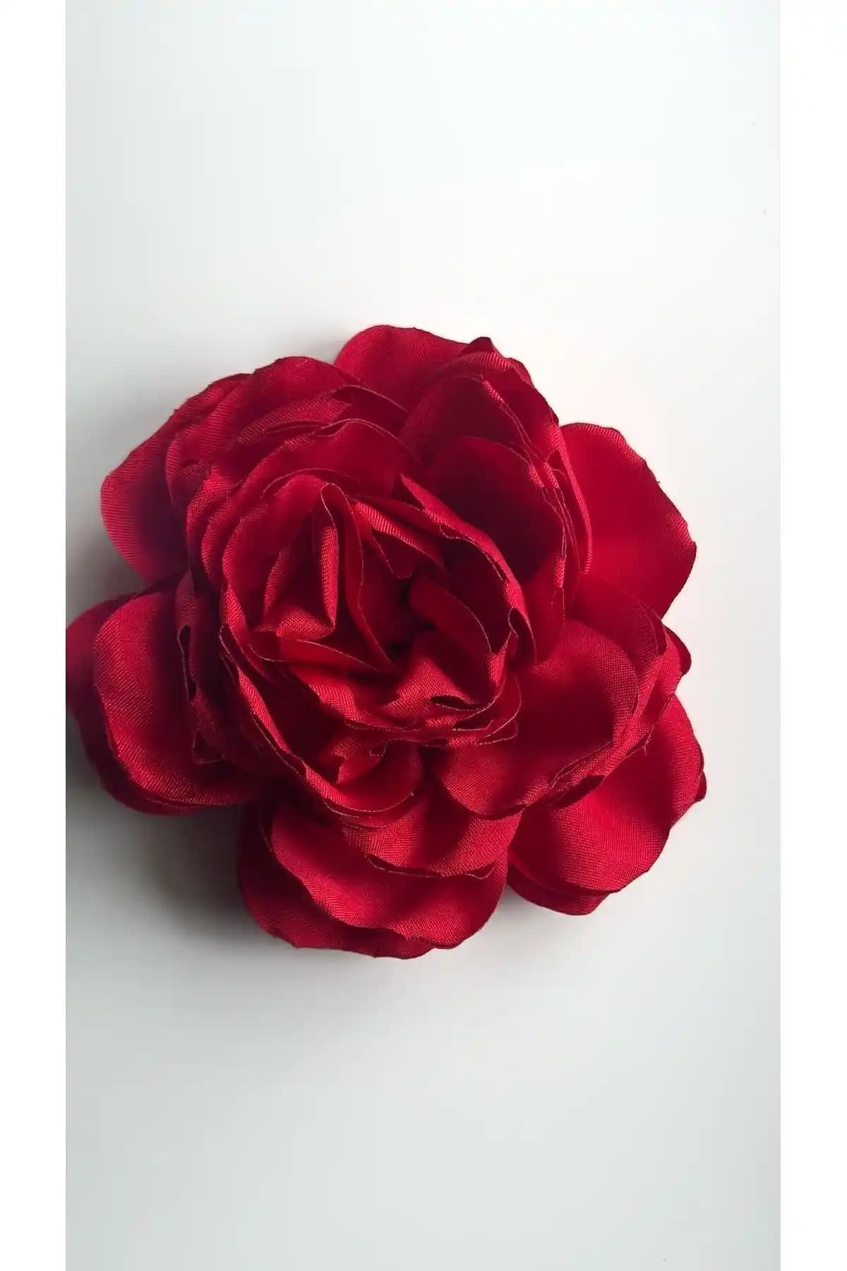 Şık ve Zarif Kırmızı Gül Broşu - Estetik ve Dayanıklı Aksesuar Seçenekleri