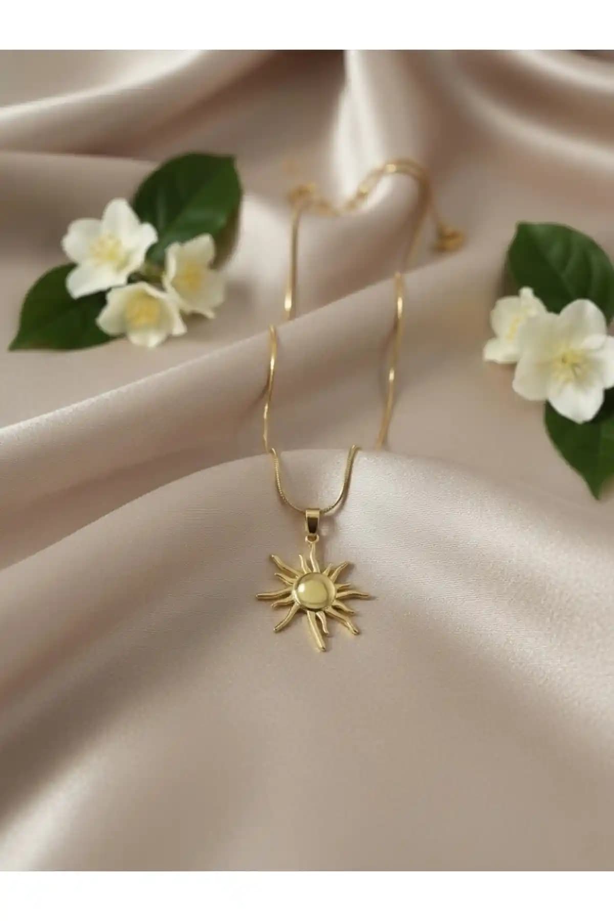 Velmoria Çelik Kararmaz Paslanmaz Kadın Güneş Kolyesi Şık ve Dayanıklı Aksesuar Özellikleri