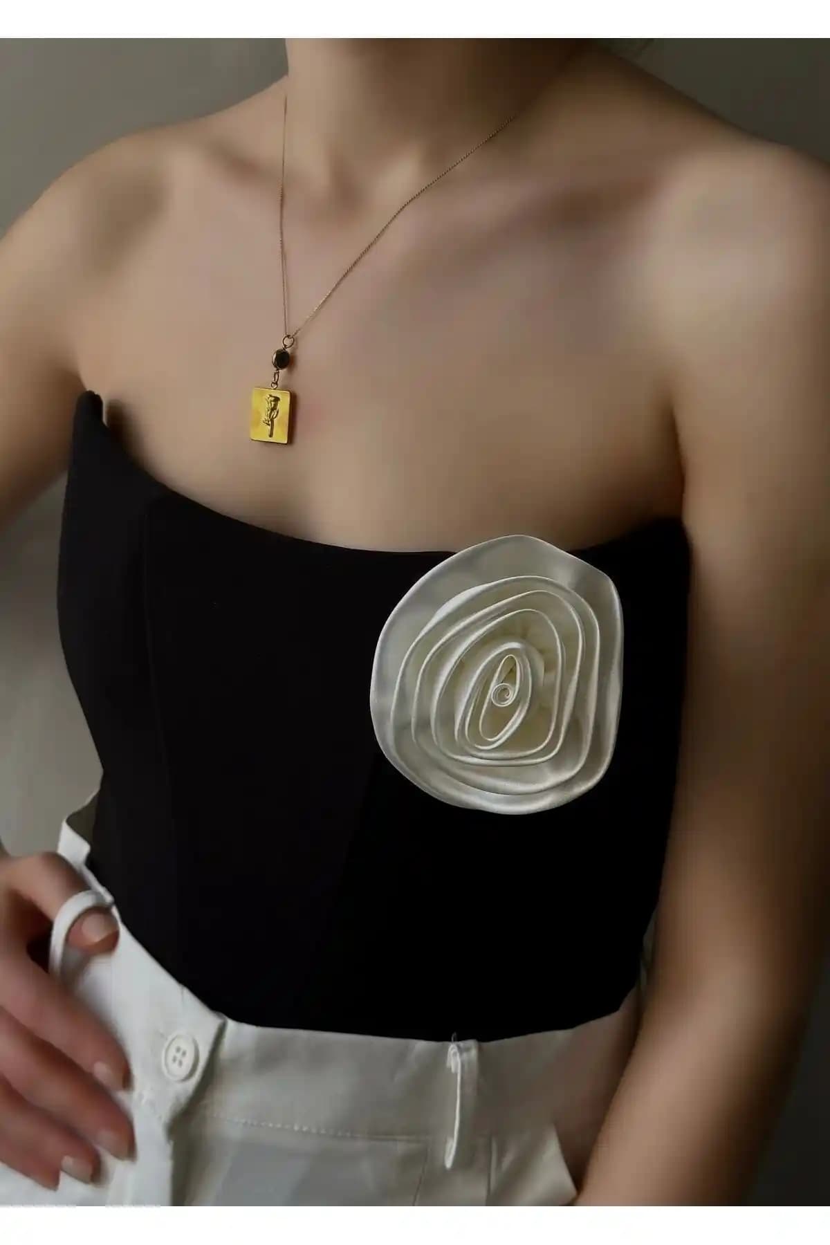 Zarif ve Dayanıklı El Yapımı Yaka Çiçeği - Şıklığınızı Tamamlayan Aksesuar