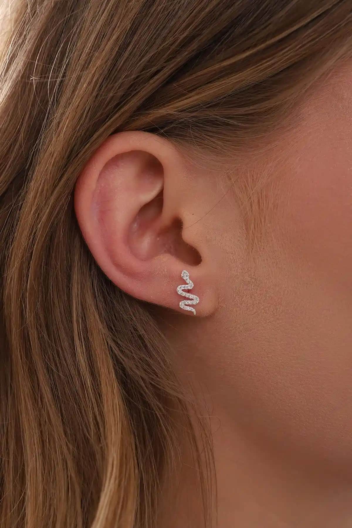 925 Ayar Gümüş Beyaz Taşlı Yılan Model Küpe Modern ve Şık Tasarım