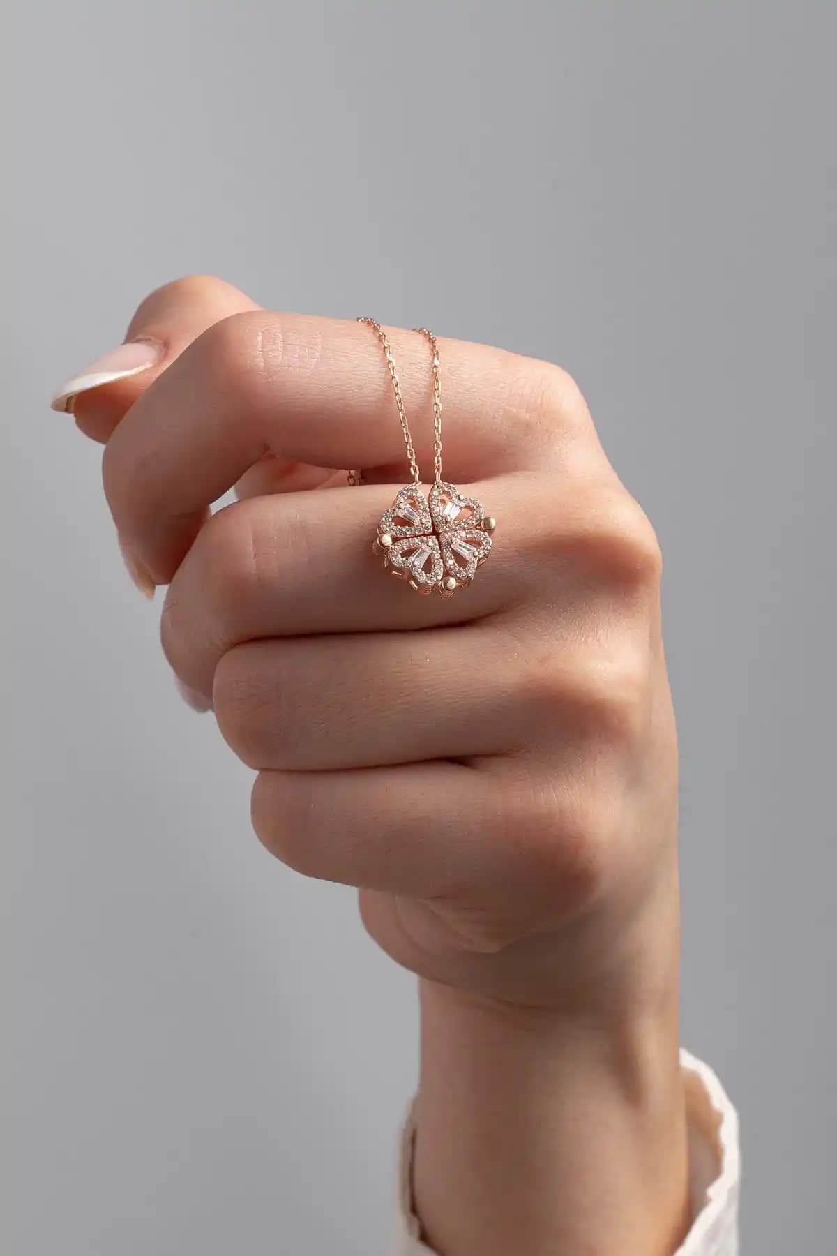 925 ayar gümüş şık kolye, dört yapraklı yonca sembolü ve zirkon taş detaylarıyla