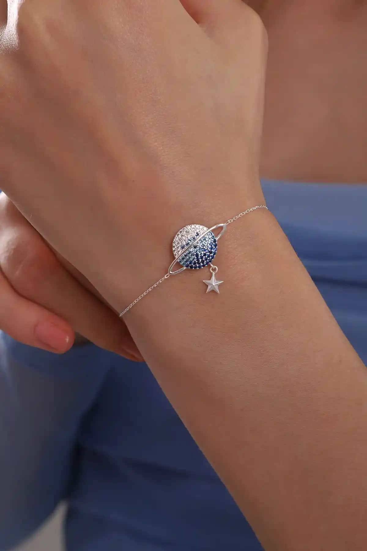 925 Ayar Gümüş Zincirli Gezegen ve Sallantılı Yıldız Bileklik - Şık ve Dayanıklı Takı