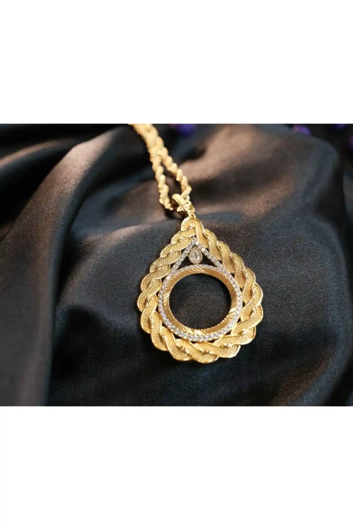 ADGOLD Çeyrek Çerçeve Kolye: Modern Tasarım ve Zarif Detaylarla Şıklık Yaratır