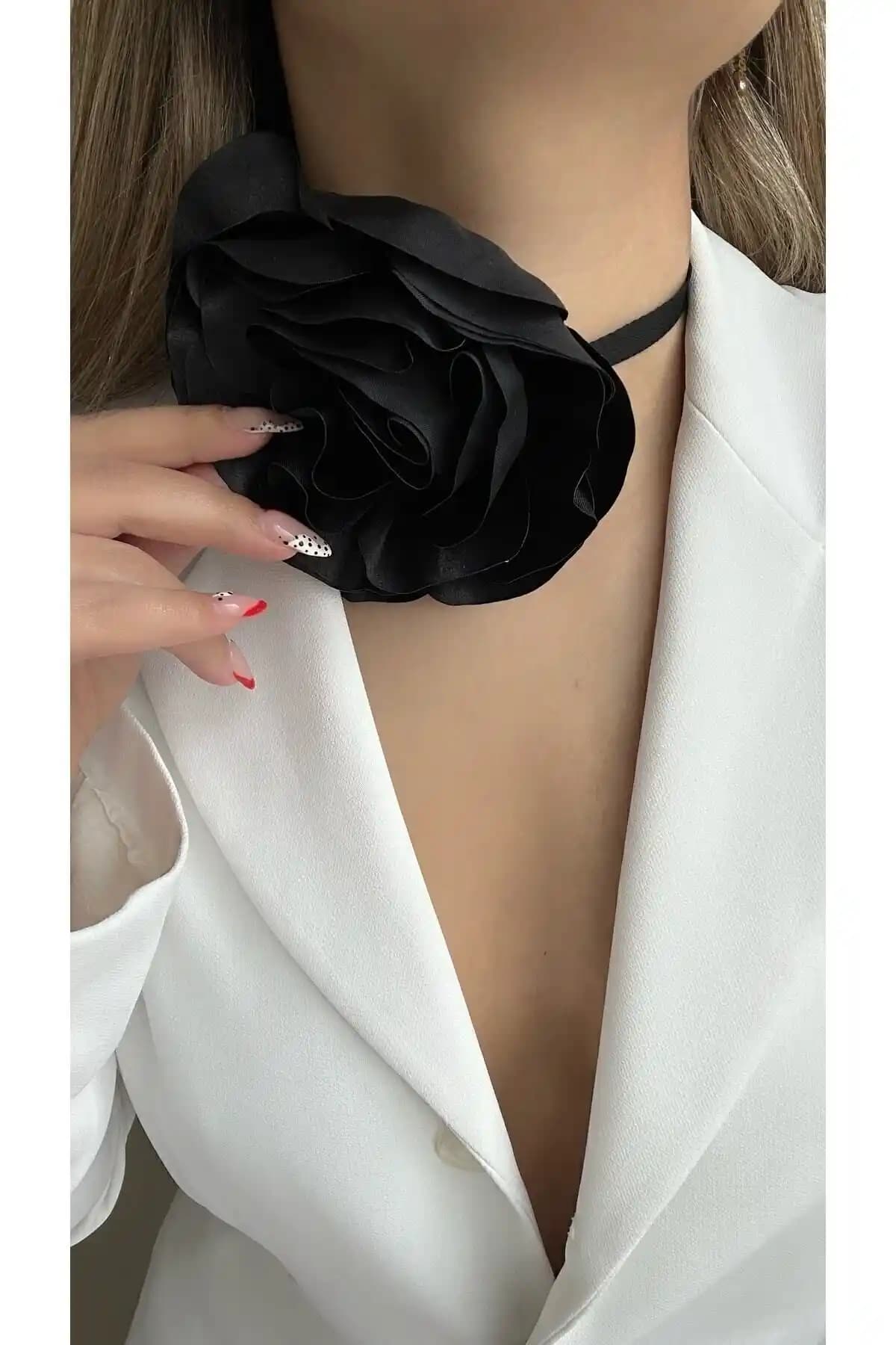 Âlâ Atelier Bağcıklı Kumaş Çiçek Choker Kolye Gül Motifli Şık Takı