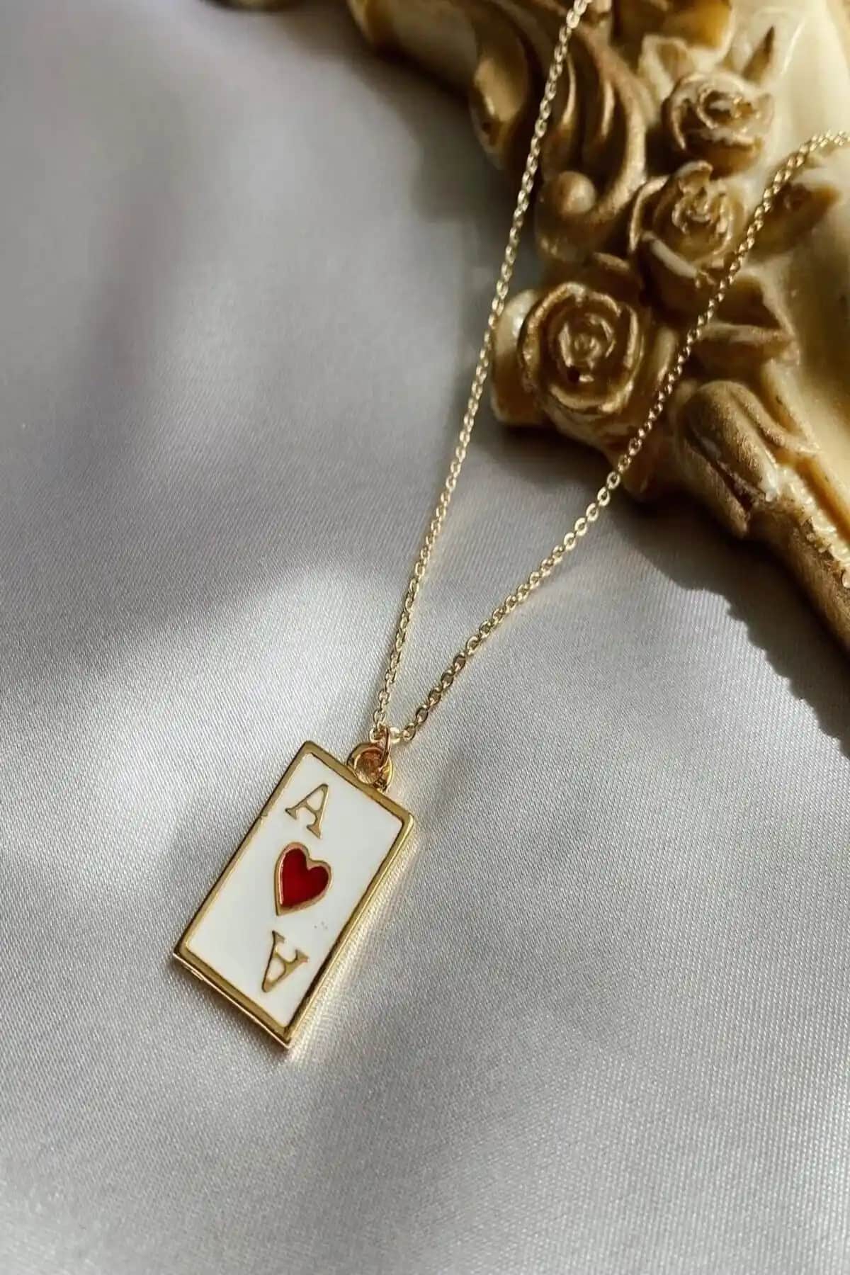 Alexis Carrel Kadın Gold Dikdörtgen Kupa As Kolye Şıklık ve Zarafetin Modern Yansıması