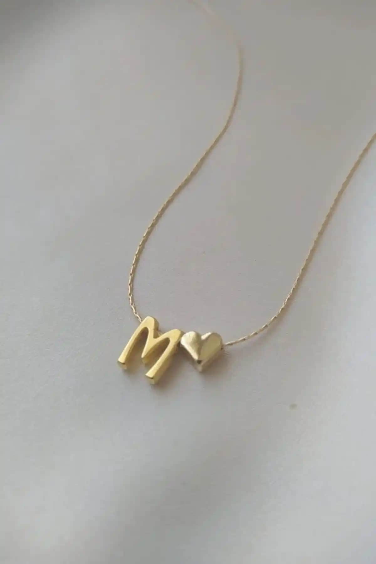 Alexis Carrel ve Claritas Takı M Harfli Kolye Karşılaştırması ve Detaylar