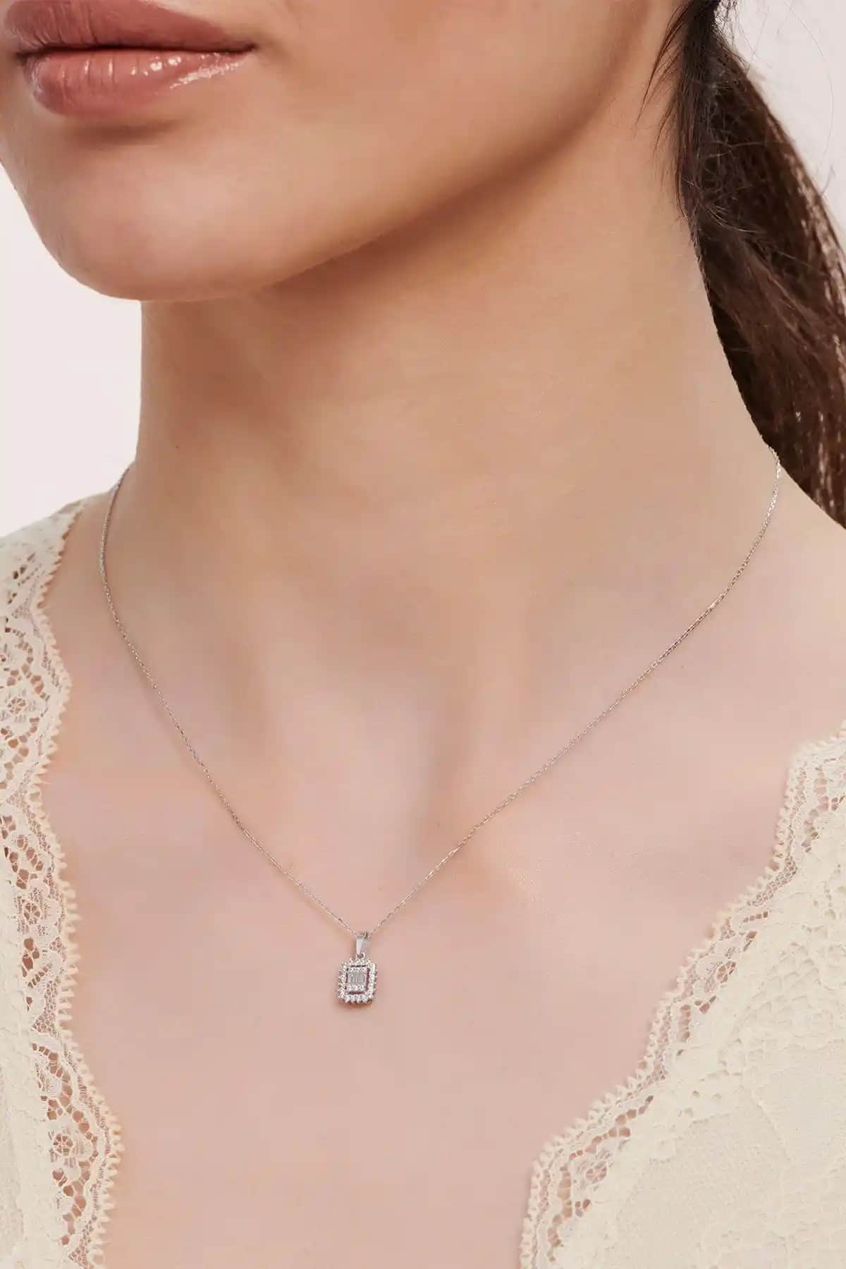 Altınbaş ve Gülaylar Altın Baget Kolye Karşılaştırması: Özellikler ve Kullanıcı Yorumları