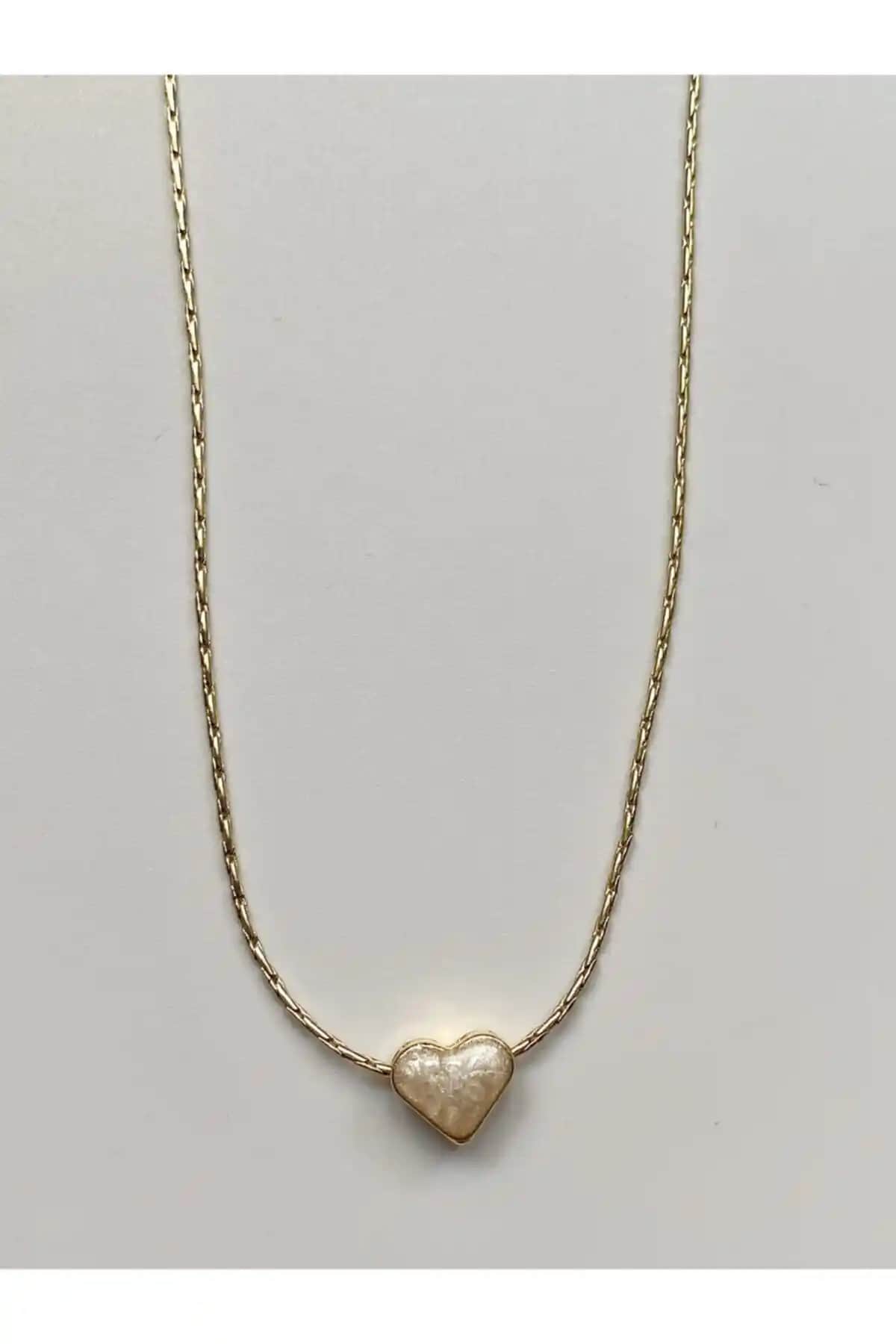 Alya Jewelry Altın Kaplama Mineli Beyaz Kalp Kolye: Şıklık ve Zarafetin Modern Yansıması