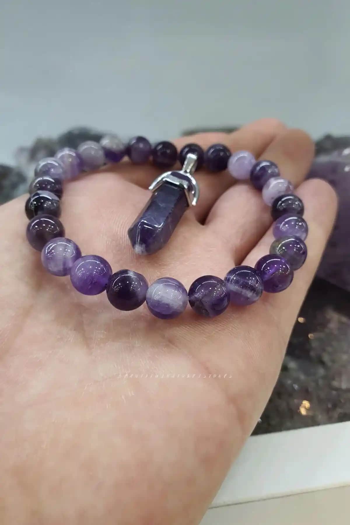 Ametist Doğal Taş Bileklikleri Karşılaştırması: Estetik ve Enerji Dengeleyici Özellikler