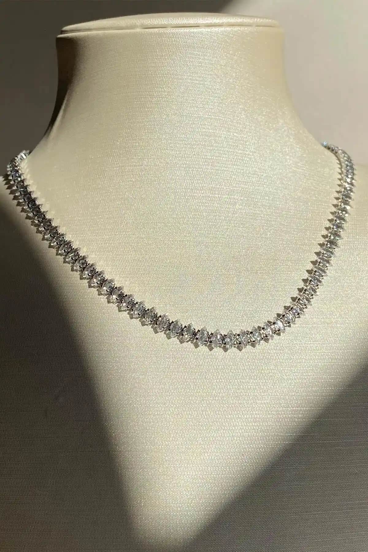 Amoreist Arpa Taşı Su Yolu Gümüş Kolye: Doğal Taş ve Zarif Tasarımın Buluşması