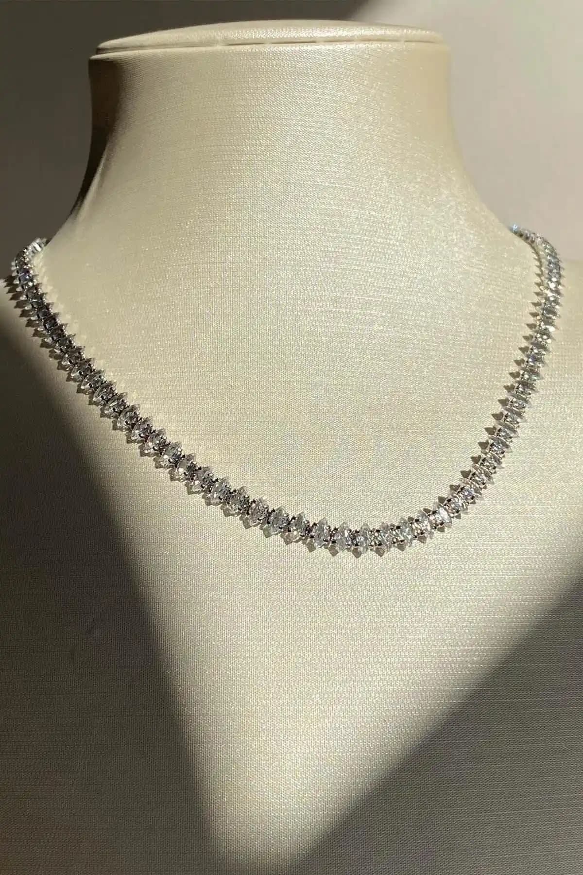 Amoreist Arpa Taşı Su Yolu Gümüş Kolye: Doğal Taş ve Zarif Tasarımın Buluşması