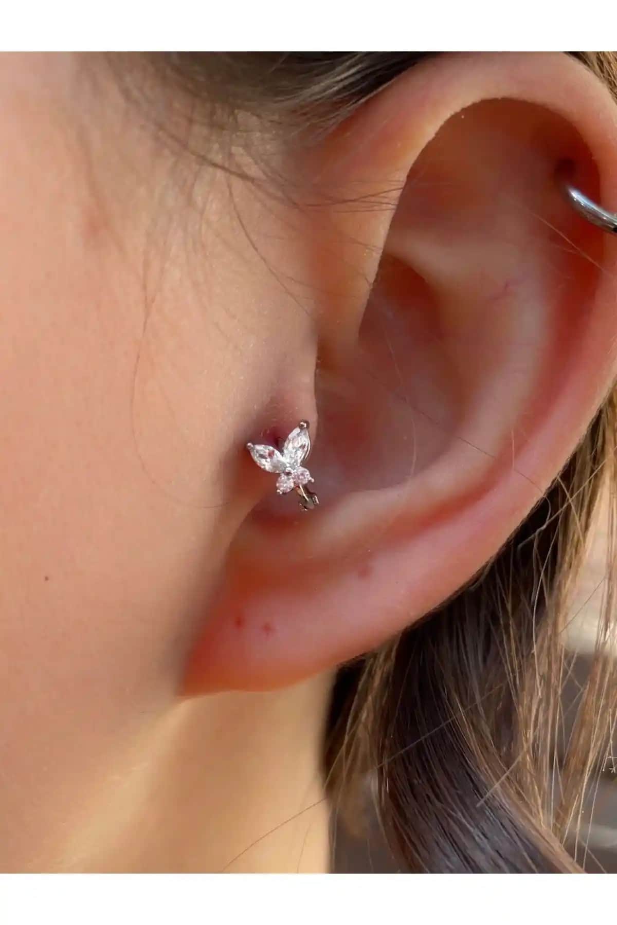 Arescollection Cerrahi Çelik Kelebek Tragus Piercing: Şık ve Dayanıklı Aksesuar