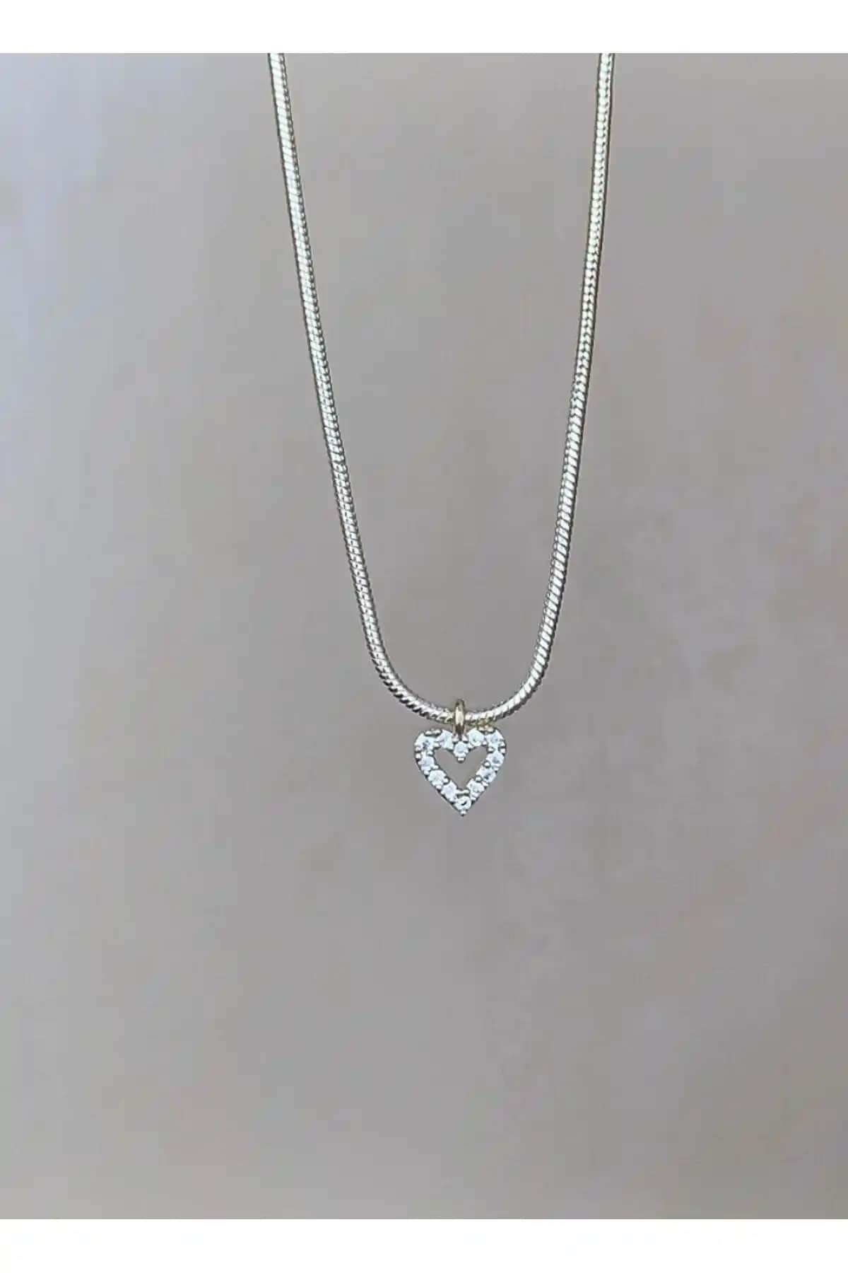 Asia by Leuvoié Gümüş Kaplama Zirkon Taşlı Kalp Kolye: Zarif ve Şık Takı Seçeneği