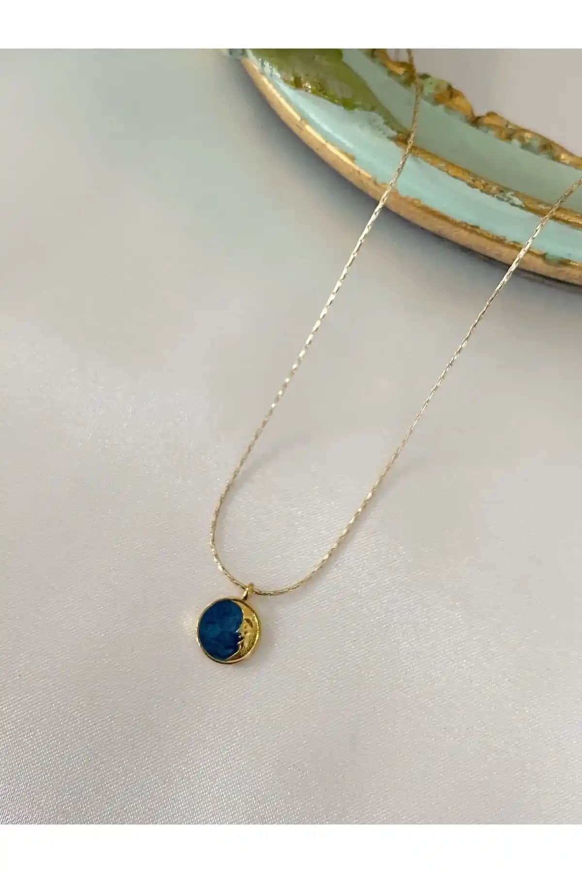 Asia by Leuvoié Minimal Lacivert Mineli Ay Kolyesi Şık ve Zarif Tasarım Özellikleri