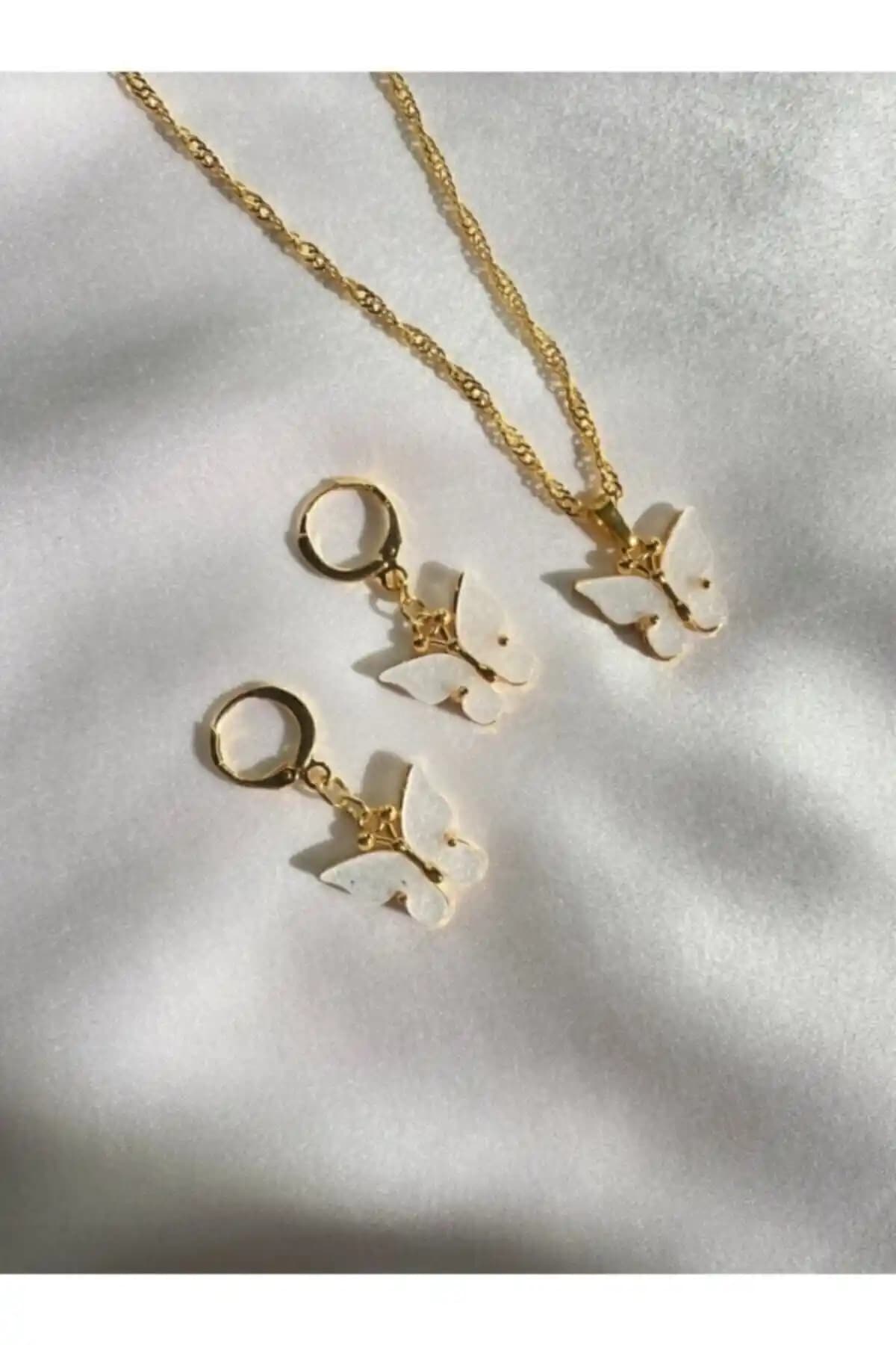 Asia Chic Kızın Beyaz Kelebek Kolye ve Küpe Seti Şıklık ve Zarafetin Temsilcisi
