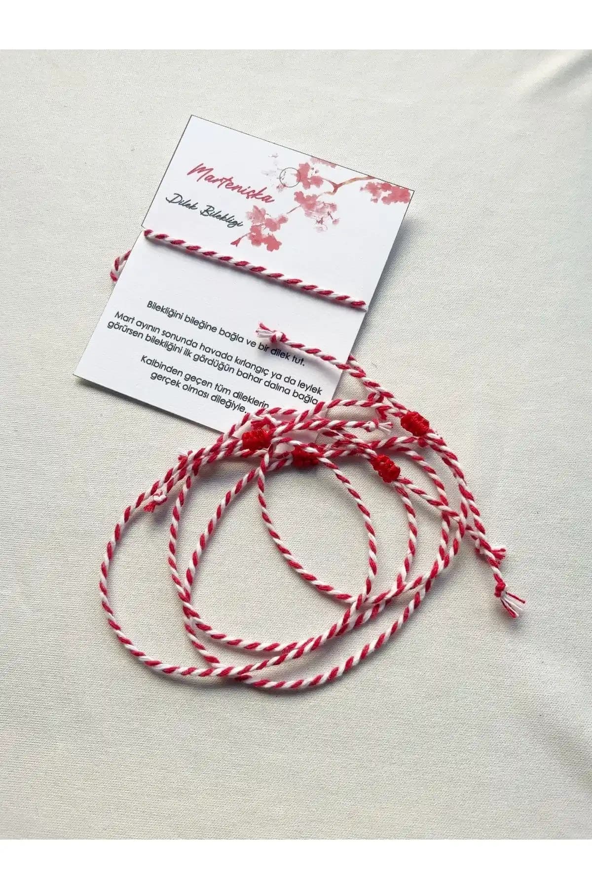 Atölye Merdiven ve Luminous Jewelry Kırmızı Bileklikleri Karşılaştırması