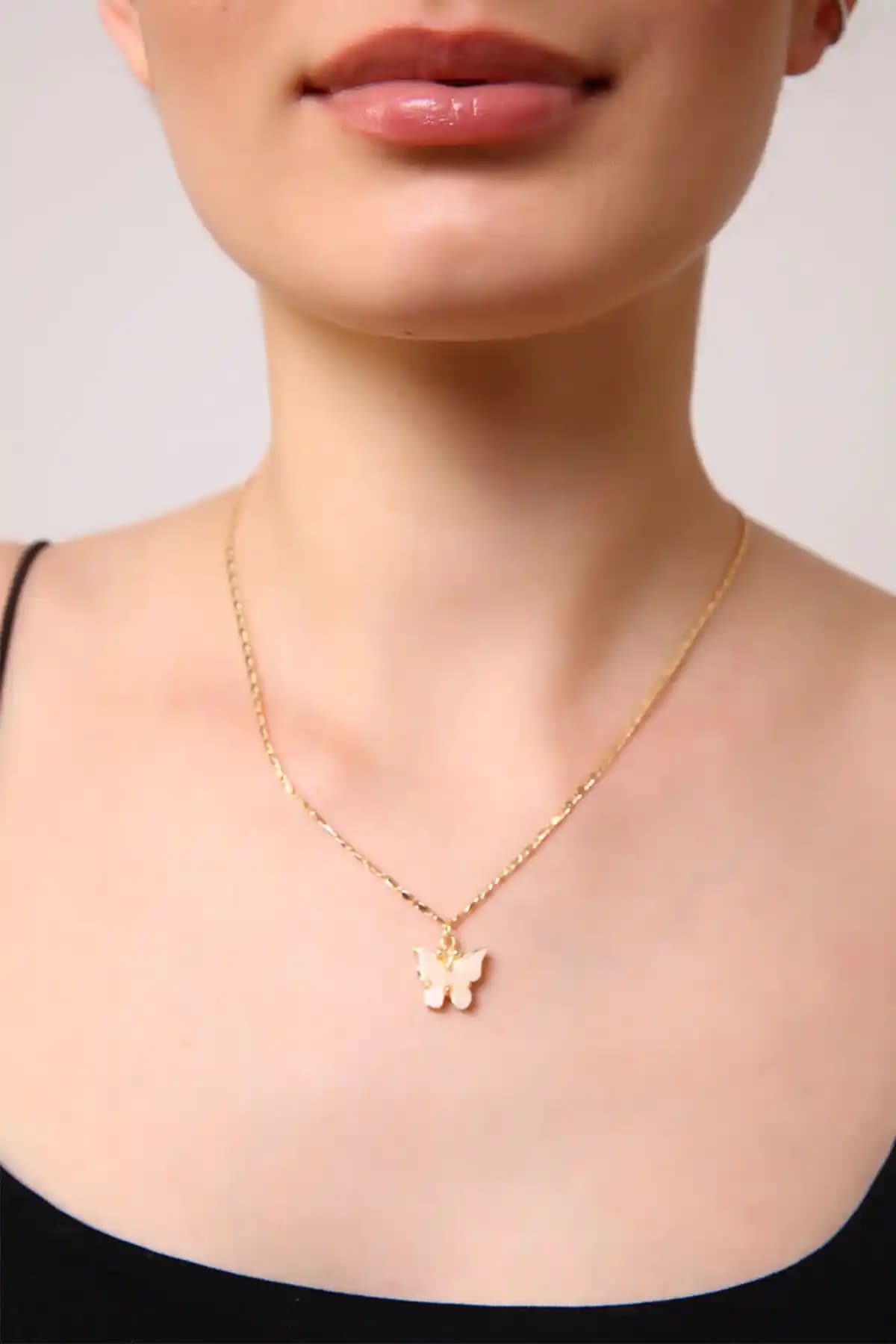 AURRARİ Altın İnce Burgu Kolye: Modern ve Zarif Tasarımıyla Şıklık Katıyor