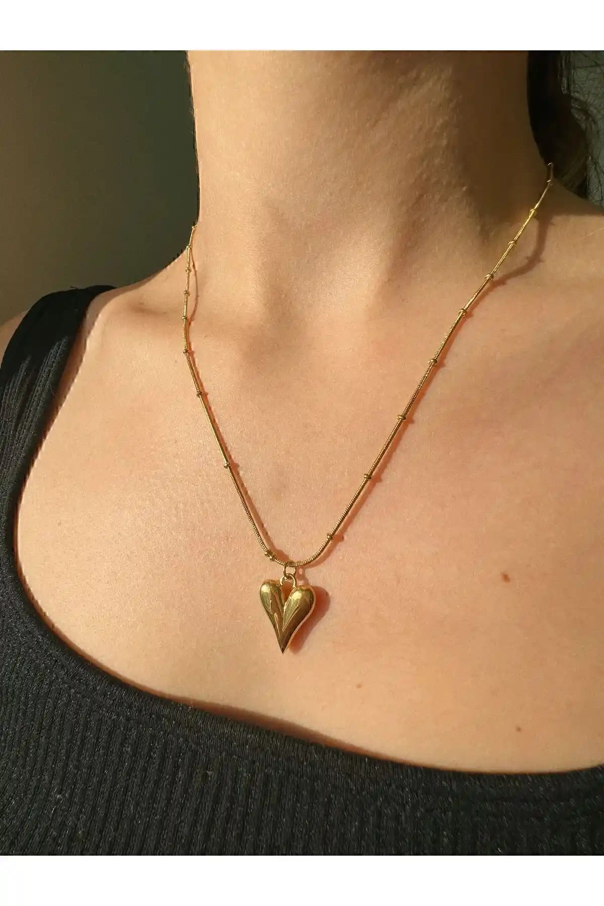 Bellys Jewelry Topçuk Detaylı Kalpli Çelik Kolye: Şık ve Dayanıklı Aksesuar Seçenekleri
